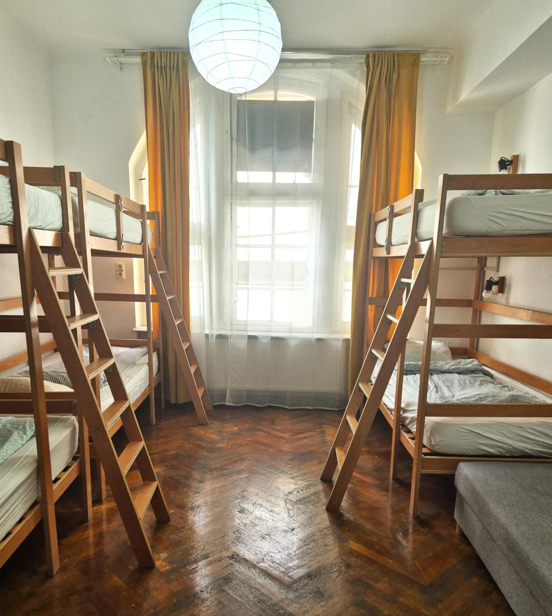 Pat în dormitor comun, pentru femei, cu 6 paturi